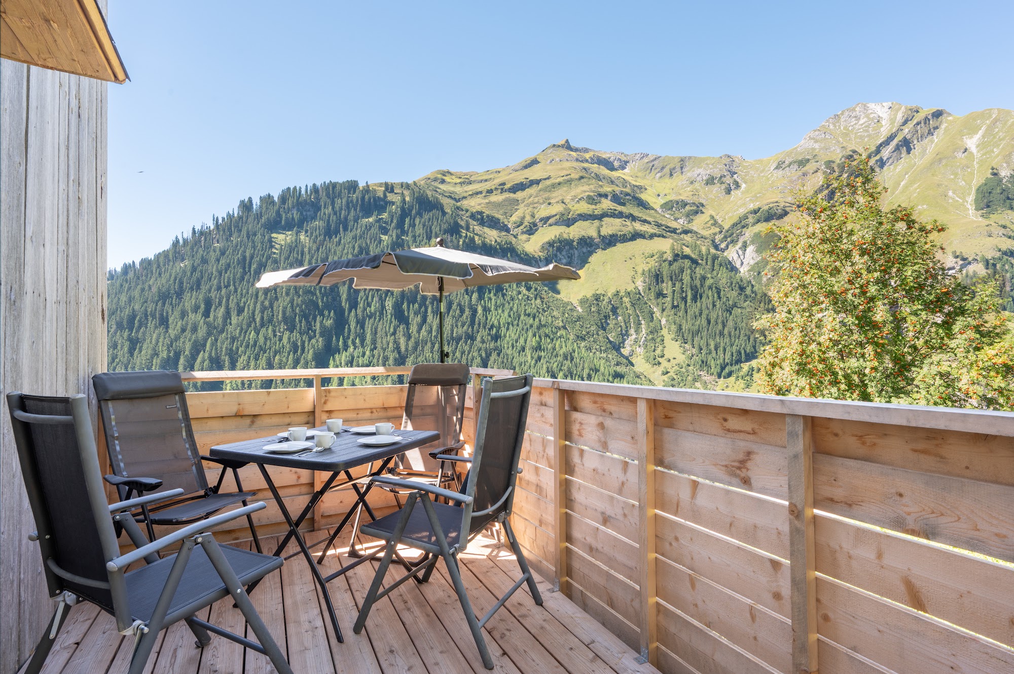 Balkon mit Bergpanorama
