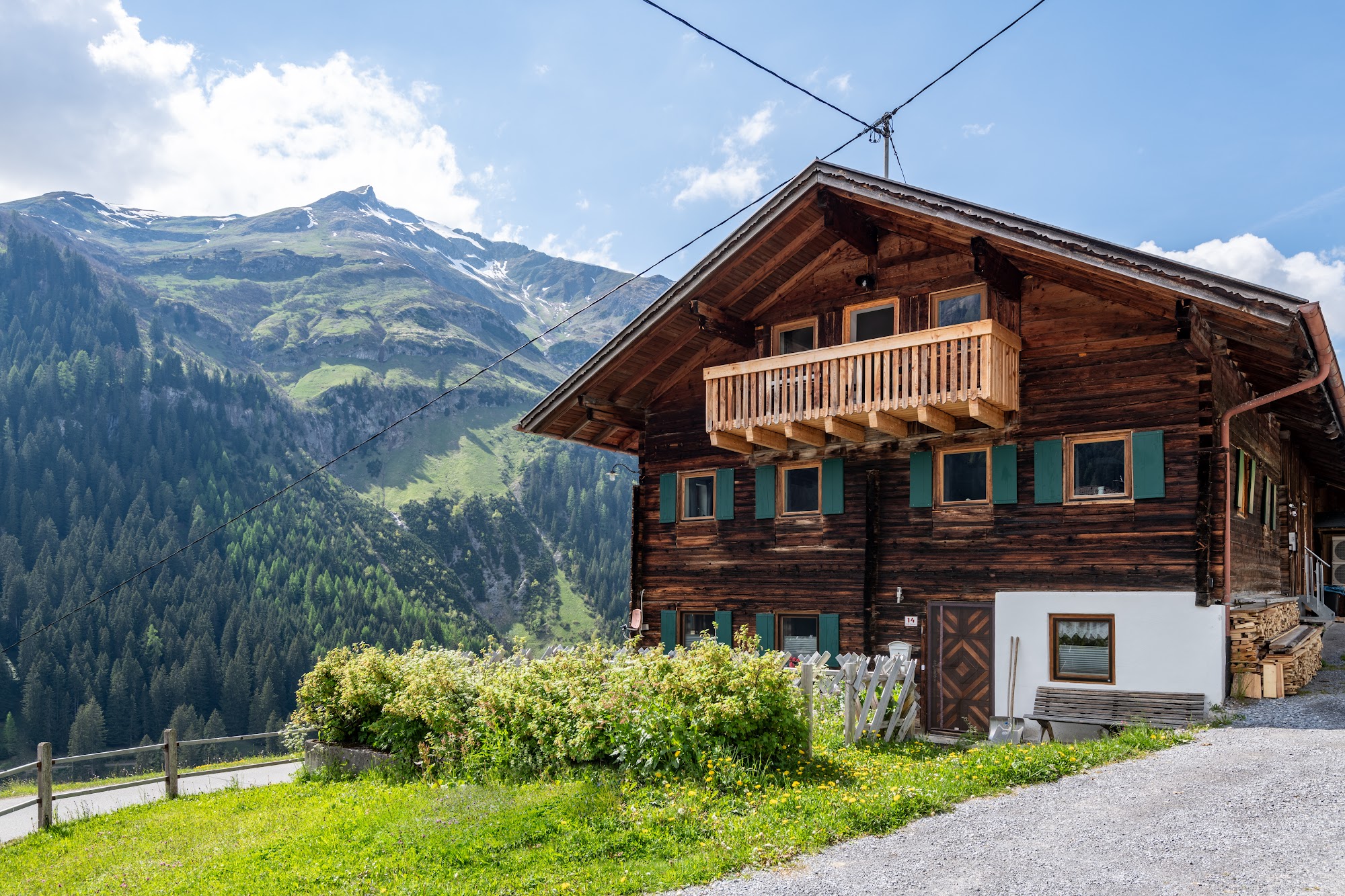 Kaisers Alpenglück, Chalet vor Bergkulisse