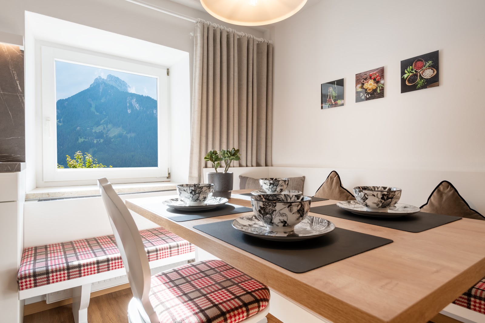 Schennach Apartment, Essplatz mit Bergblick